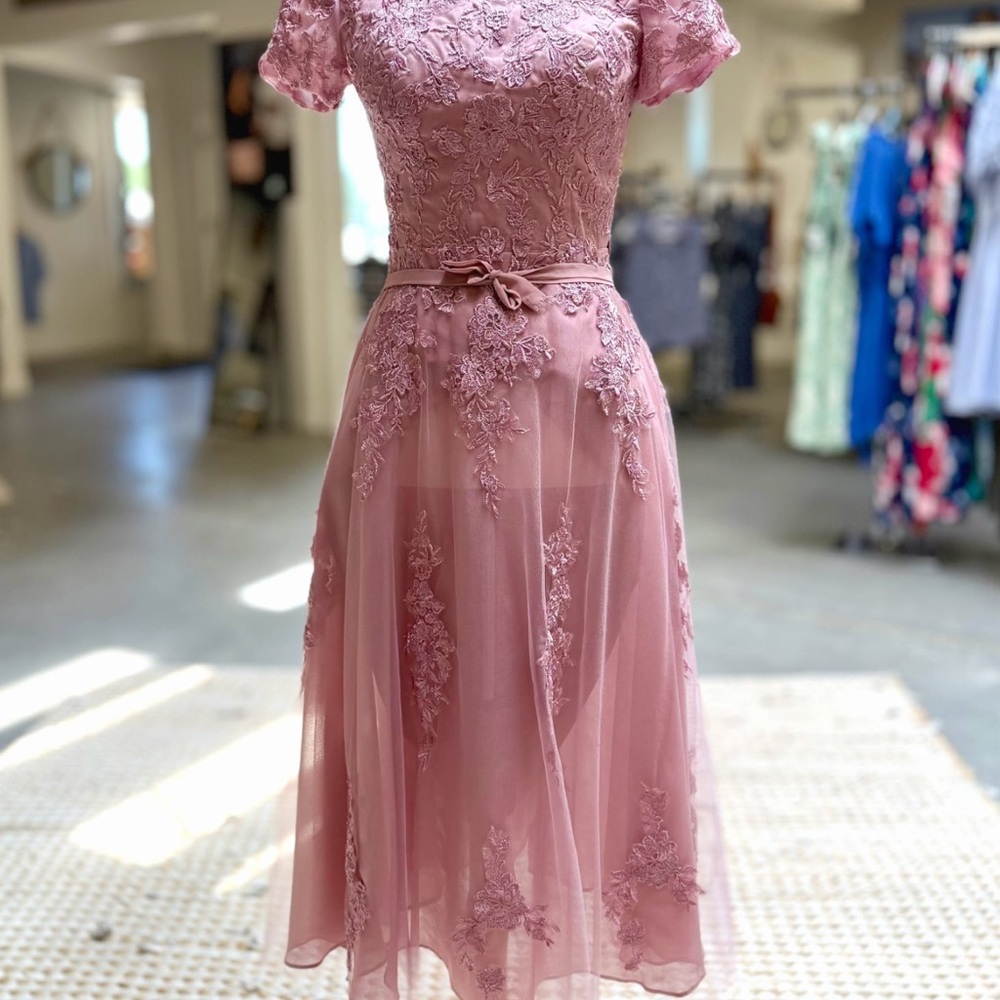 Chic Lace Midi Dress in Dusty Pink